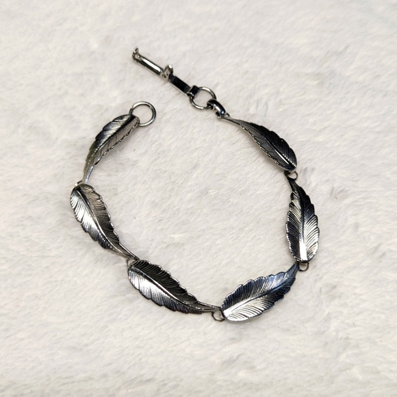 Jewelry - Vintage 70's Silvertone Leaf Motif Bracelet